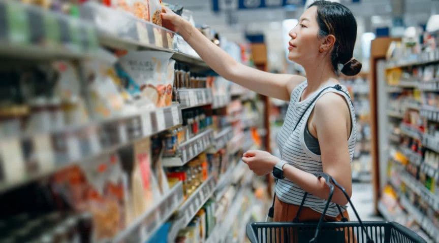 Thu nhập không theo kịp lạm phát: Người Mỹ thắt chặt chi tiêu, cắt giảm từ thực phẩm đến dịch vụ thiết yếu