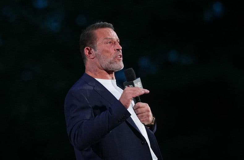 Tony Robbins đặt cược lớn vào AI: Từ nhà máy điện, trung tâm dữ liệu đến Anthropic và cuộc đua trí tuệ nhân tạo