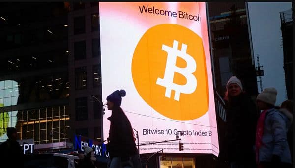 Bitcoin rơi dưới 79.000 USD: Hiệu ứng bán tháo bạc và quyết định chọn Chủ tịch Fed của