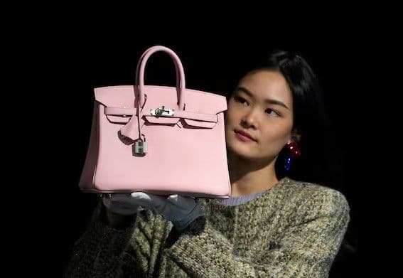 Hermès mất hào quang bất khả chiến bại: Cổ phiếu lao dốc hơn 40%, chiến lược khan hiếm túi Birkin đứng trước thách thức lớn
