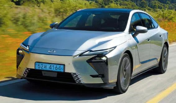 Lexus ES 500e AWD: Sedan điện hạng sang gây ấn tượng với khả năng vận hành êm ái và tinh chỉnh chân ga