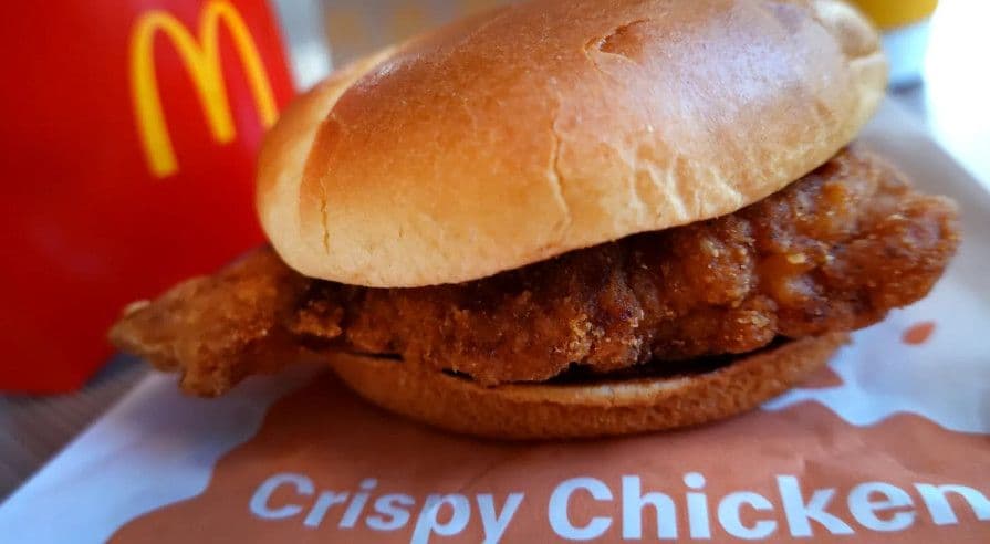 McDonald’s đặt cược vào gà rán và đồ uống để tăng trưởng, nhưng Chick-fil-A và Starbucks đang tạo sức ép