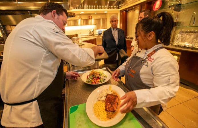 Obama châm biếm Nhà Trắng dát vàng của Trump, Cheesecake Factory bất ngờ lập kỷ lục doanh thu