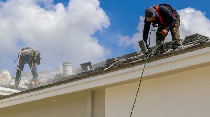 Thị trường nhà ở Mỹ đang phát ra những tín hiệu cảnh báo đúng lúc Cục Dự trữ Liên bang (Fed) đang cân nhắc tăng lãi suất thêm nữa