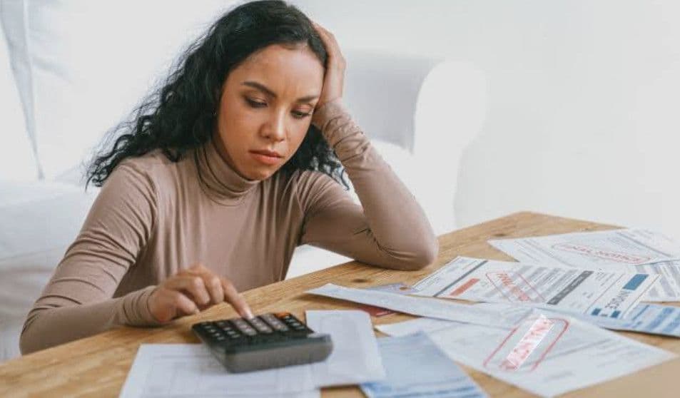 Thu nhập 300.000 USD vẫn sống chật vật từ lương tháng này sang tháng khác: Nghịch lý tài chính của người Mỹ