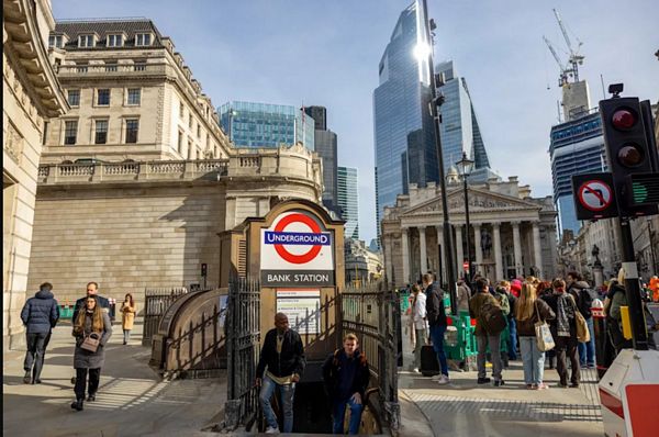 Chu kỳ cắt giảm lãi suất toàn cầu suy yếu: Ngân hàng trung ương chùn bước cuối 2025 Chu kỳ cắt giảm lãi suất toàn cầu suy yếu: Ngân hàng trung ương chùn bước cuối 2025