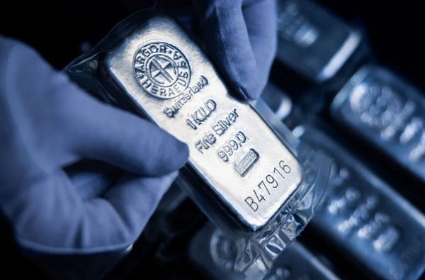 Giá vàng và bạc lao dốc sau đỉnh lịch sử: Chốt lời, đầu cơ và cảnh báo điều chỉnh mạnh