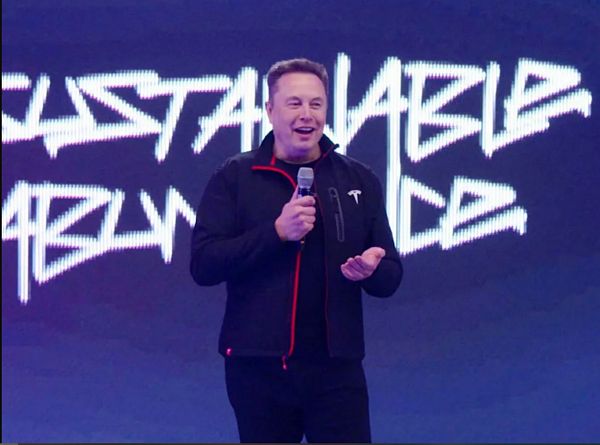 Năm 2025 biến động của Tesla: Canh bạc chính trị, gói lương nghìn tỷ USD và giấc mơ robotaxi của Elon Musk