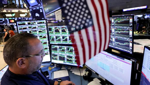 Đồng USD và trái phiếu lao dốc, vàng lập đỉnh khi nhà đầu tư toàn cầu tháo chạy khỏi tài sản Mỹ