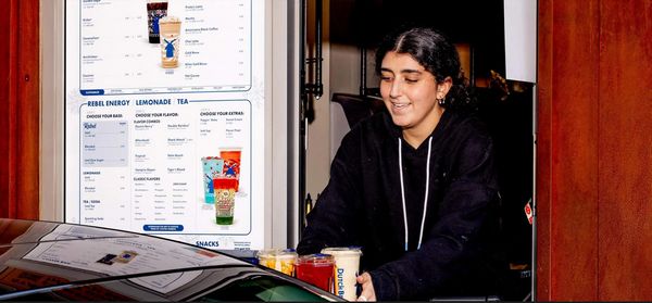 Dutch Bros vượt mặt Starbucks: Chiến lược đồ uống “bom đường” giúp chuỗi cà phê trẻ hóa nước Mỹ