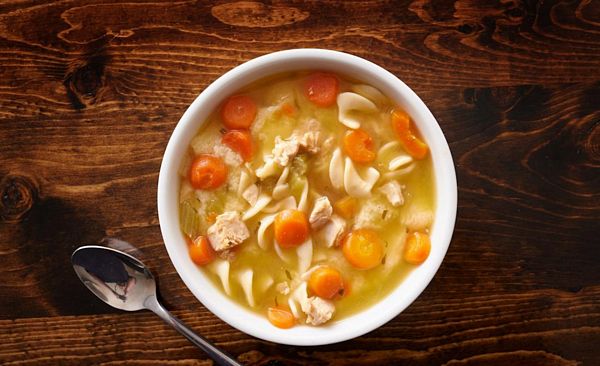 Khi nào súp gà mì thực sự tốt cho sức khỏe – và khi nào bạn nên ăn chừng mực