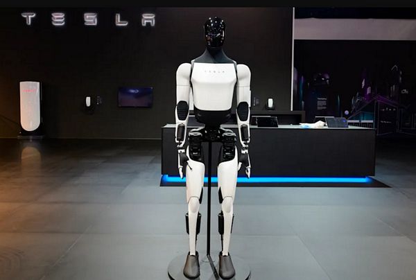 Tesla tuyên bố rời bỏ mô hình hãng xe truyền thống: Elon Musk đặt cược toàn bộ tương lai vào AI, robotaxi và Optimus