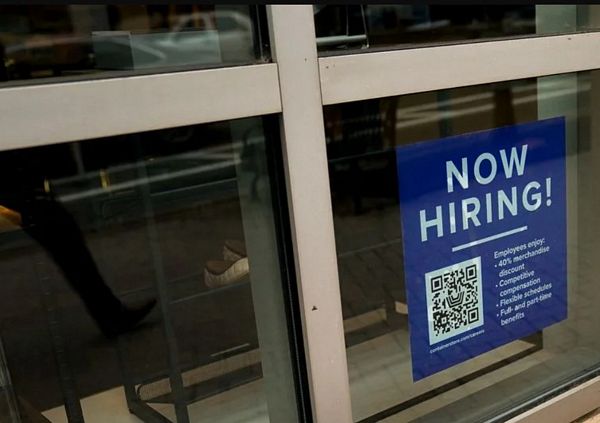 Việc làm trống tại Mỹ chạm đáy 14 tháng: Tuyển dụng suy yếu nhưng sa thải vẫn thấp, Fed đứng trước bài toán khó