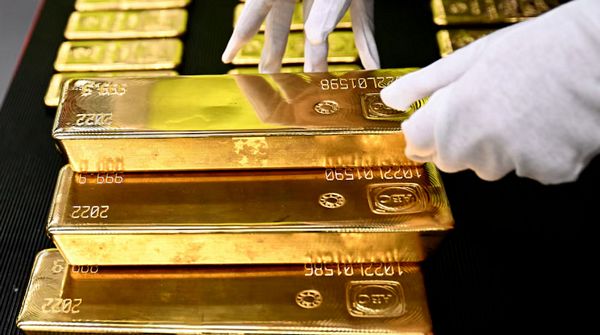 Giá Vàng Lao Dốc Mạnh Khi Giao Dịch Quá Đông: Điều Gì Đang Thật Sự Diễn Ra?