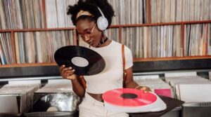 Vì sao giới trẻ đang từ bỏ mạng xã hội? Khi hẹn hò ăn trưa, nghe đĩa than và điện thoại cục gạch trở lại