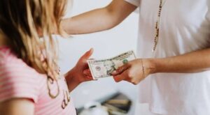 Dạy con về tiền bạc từ sớm: Chìa khóa giúp trẻ xây dựng tương lai tài chính vững chắc