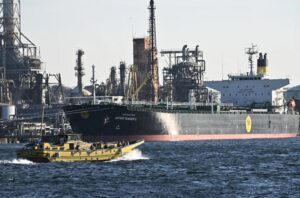 Khủng hoảng dầu mỏ toàn cầu: Cuộc đua giành từng thùng dầu đẩy giá lên mức kỷ lục