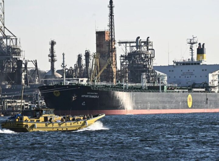 Khủng hoảng dầu mỏ toàn cầu: Cuộc đua giành từng thùng dầu đẩy giá lên mức kỷ lục