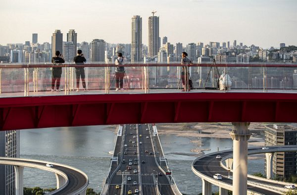 Kinh tế Trung Quốc tăng trưởng vượt kỳ vọng: Sản xuất bứt phá giữa biến động toàn cầu, tiêu dùng vẫn “trầm lắng”