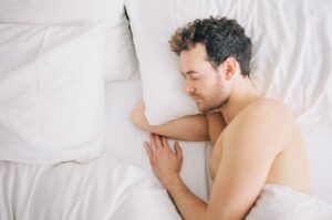 Ngủ khỏa thân có thật sự tốt? Chuyên gia giải mã bí mật giấc ngủ sâu và sức khỏe toàn diện