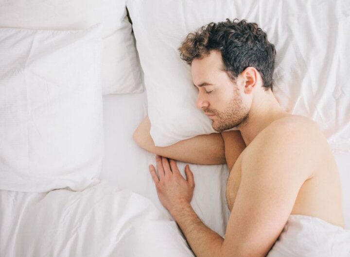 Ngủ khỏa thân có thật sự tốt? Chuyên gia giải mã bí mật giấc ngủ sâu và sức khỏe toàn diện