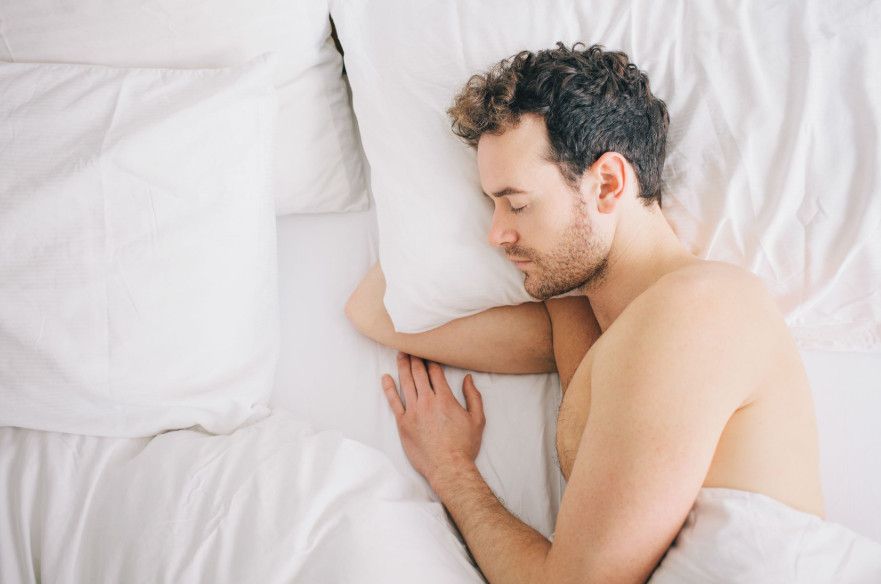 Ngủ khỏa thân có thật sự tốt? Chuyên gia giải mã bí mật giấc ngủ sâu và sức khỏe toàn diện Ngủ khỏa thân có thật sự tốt? Chuyên gia giải mã bí mật giấc ngủ sâu và sức khỏe toàn diện