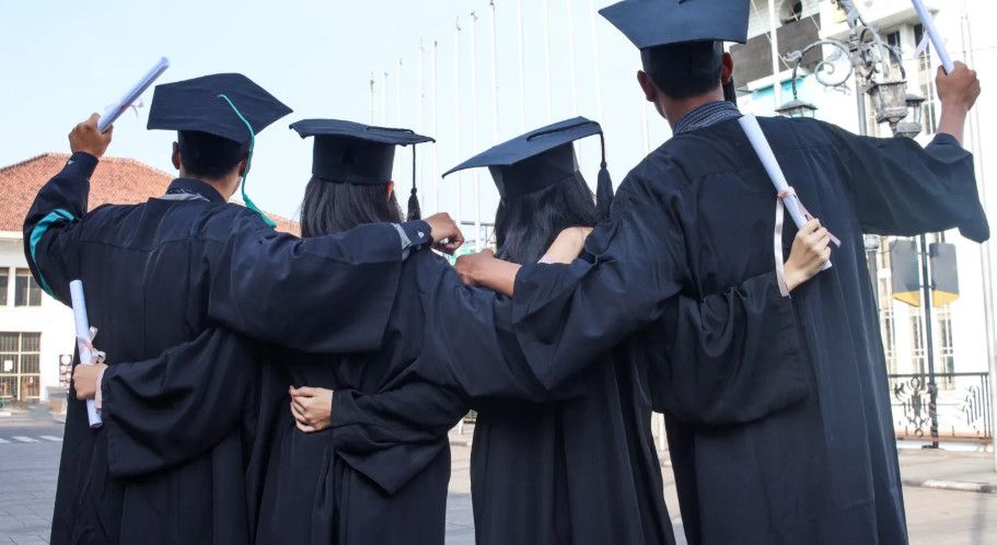 Người trẻ đổ xô học cao học vì AI: “Giáo dục trở thành nơi trú ẩn” trong kỷ nguyên bất định