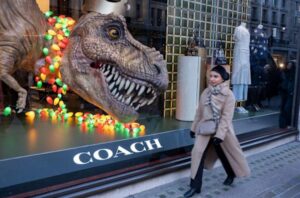 Tapestry bứt phá 559%: Chiến lược tái định vị thương hiệu của CEO Joanne Crevoiserat đang thay đổi ngành túi xách toàn cầu