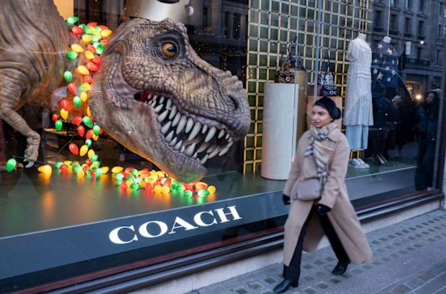 Tapestry bứt phá 559%: Chiến lược tái định vị thương hiệu của CEO Joanne Crevoiserat đang thay đổi ngành túi xách toàn cầu