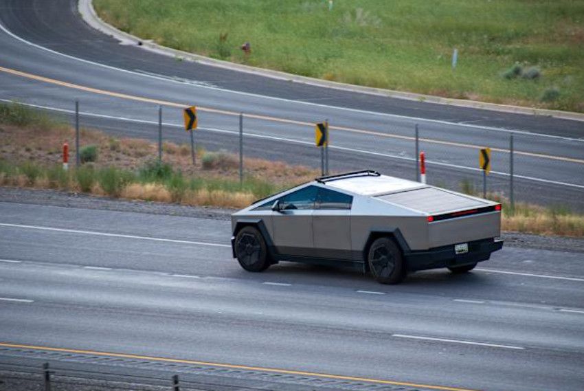 Tesla Lao Dốc: Nhà Đầu Tư Săn Đáy Ồ Ạt Bắt Đáy – Cơ Hội Hay “Bẫy Tăng Giá”?