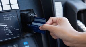 Giá xăng tăng cao: Thẻ tín dụng tích điểm xăng giúp bạn tiết kiệm tiền như thế nào?