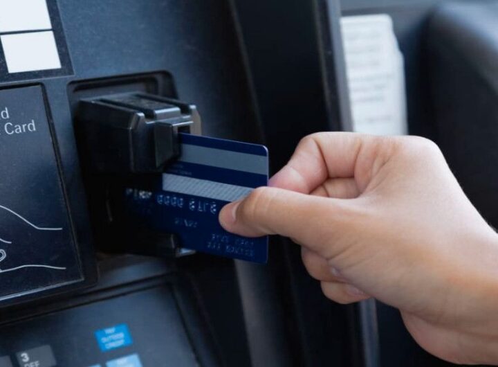 Giá xăng tăng cao: Thẻ tín dụng tích điểm xăng giúp bạn tiết kiệm tiền như thế nào?