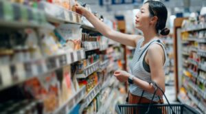 Thu nhập không theo kịp lạm phát: Người Mỹ thắt chặt chi tiêu, cắt giảm từ thực phẩm đến dịch vụ thiết yếu