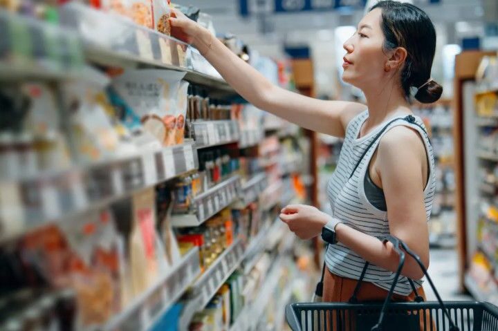 Thu nhập không theo kịp lạm phát: Người Mỹ thắt chặt chi tiêu, cắt giảm từ thực phẩm đến dịch vụ thiết yếu