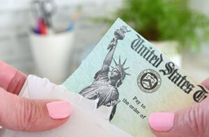 Tiền hoàn thuế 2026: Phao cứu sinh tài chính của người Mỹ và cách sử dụng thông minh để tránh bẫy chi tiêu