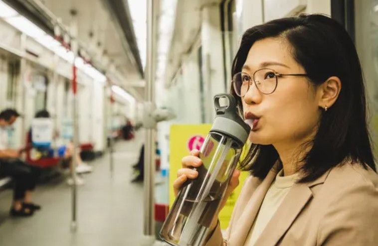 Bạn có đang rửa ống hút bình nước sai cách? Chuyên gia cảnh báo nguy cơ vi khuẩn nhiều hơn cả bồn rửa bát