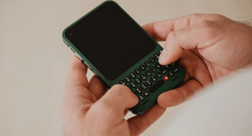 Điện thoại bàn phím vật lý hồi sinh: Vì sao thế hệ trẻ quay lại với “huyền thoại BlackBerry”?