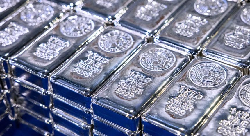 Giá Bạc Có Thể Tiếp Tục Lao Dốc Sau Đợt Giảm Mạnh: UBS, HSBC Đồng Loạt Phát Cảnh Báo