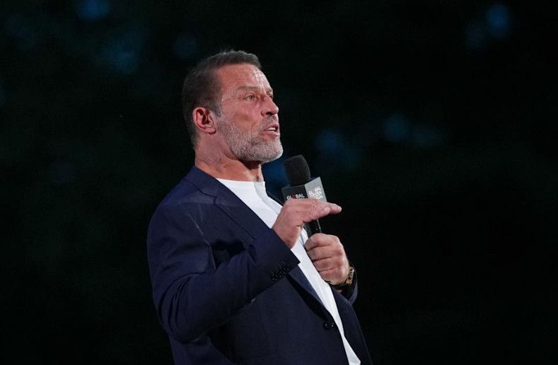 Tony Robbins đặt cược lớn vào AI: Từ nhà máy điện, trung tâm dữ liệu đến Anthropic và cuộc đua trí tuệ nhân tạo