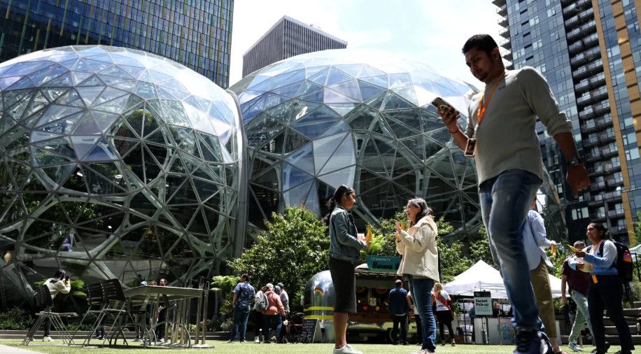 Amazon sa thải nhân viên vì AI: “kỷ nguyên mới” của công nghệ hay là cú sốc đau lòng cho thị trường việc làm?