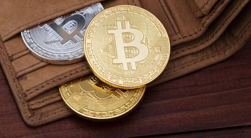 6 ví Bitcoin “ngủ đông” hơn một thập kỷ bất ngờ chuyển 40 triệu USD: Cá voi đời đầu đang bán hay chỉ di chuyển tài sản?
