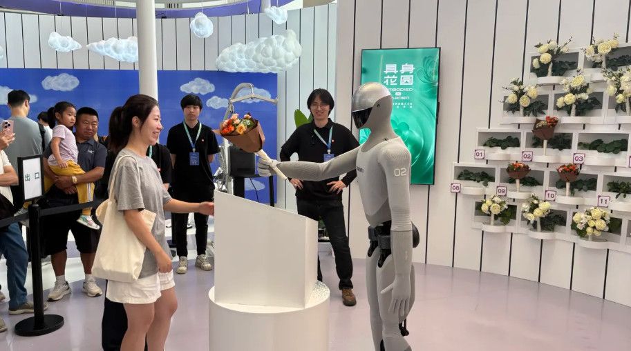 Robot hình người Trung Quốc đối mặt nút thắt lớn: Con người vẫn giỏi hơn trong nhiều công việc
