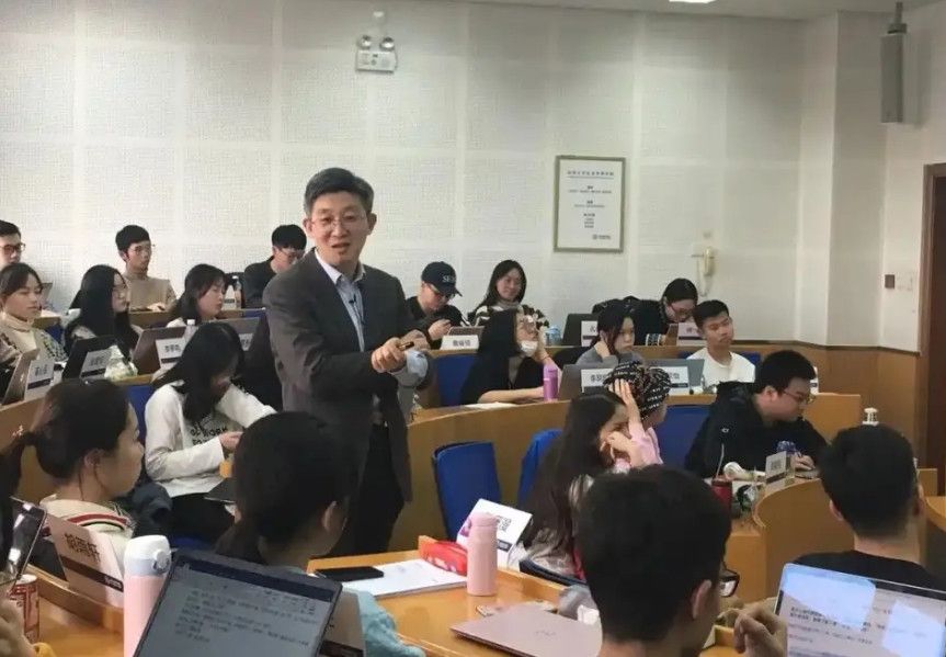 Trung Quốc: 17% giảng viên đại học đối mặt nguy cơ mất việc, bằng tiến sĩ không còn là “vé vào cửa” nghề giảng dạy