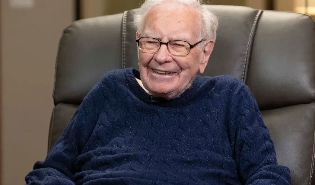 Warren Buffett ở tuổi 96 vẫn quyết định những thương vụ lớn, nhưng cổ phiếu Berkshire lại đang khiến nhà đầu tư thất vọng