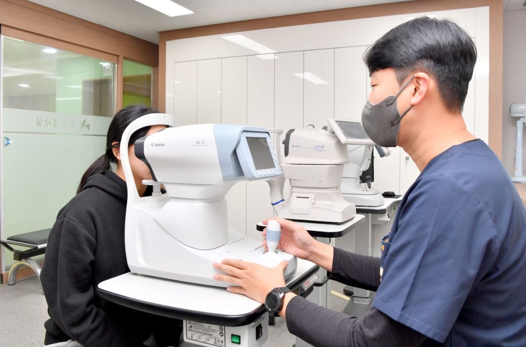 Cận thị ở thanh thiếu niên Hàn Quốc lên tới 96,5%: Vì sao giới chuyên gia kêu gọi chiến dịch phòng ngừa quốc gia?