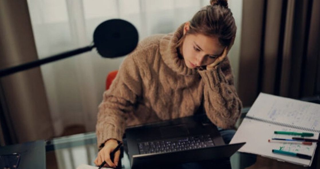 Chăm sóc con cái và cha mẹ: Áp lực tài chính đang đè nặng lên thế hệ millennials