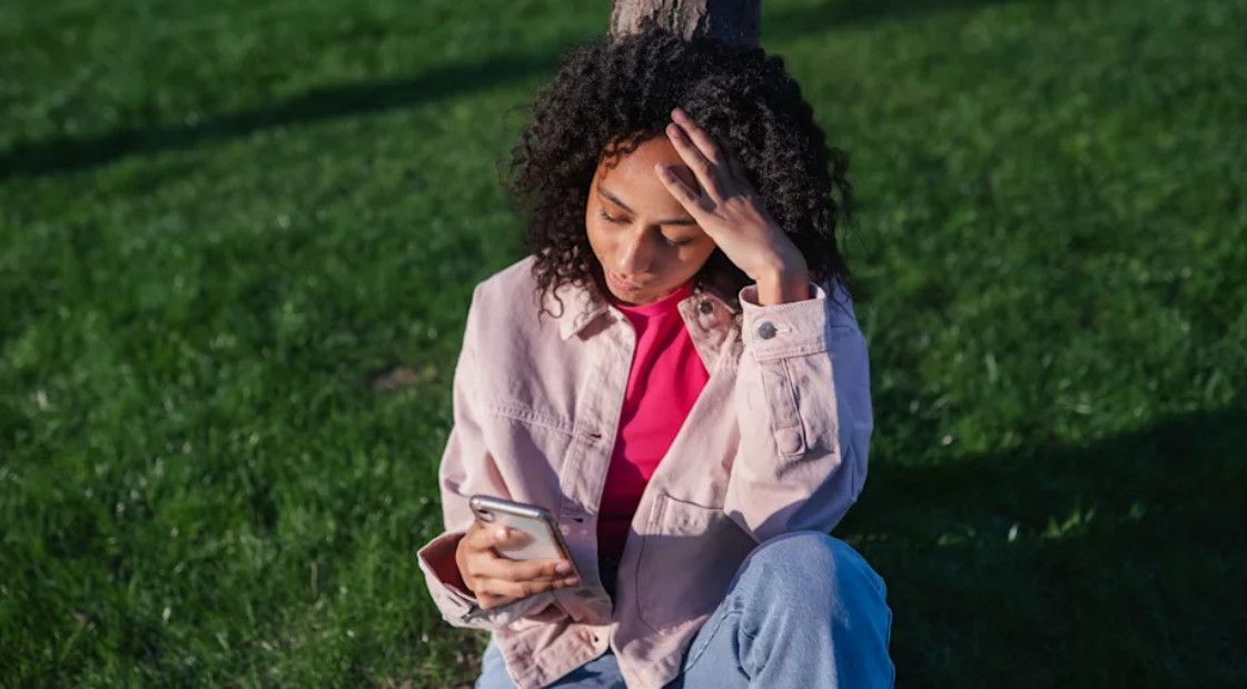 FOMO tài chính đang âm thầm phá hỏng khoản tiết kiệm của bạn như thế nào?