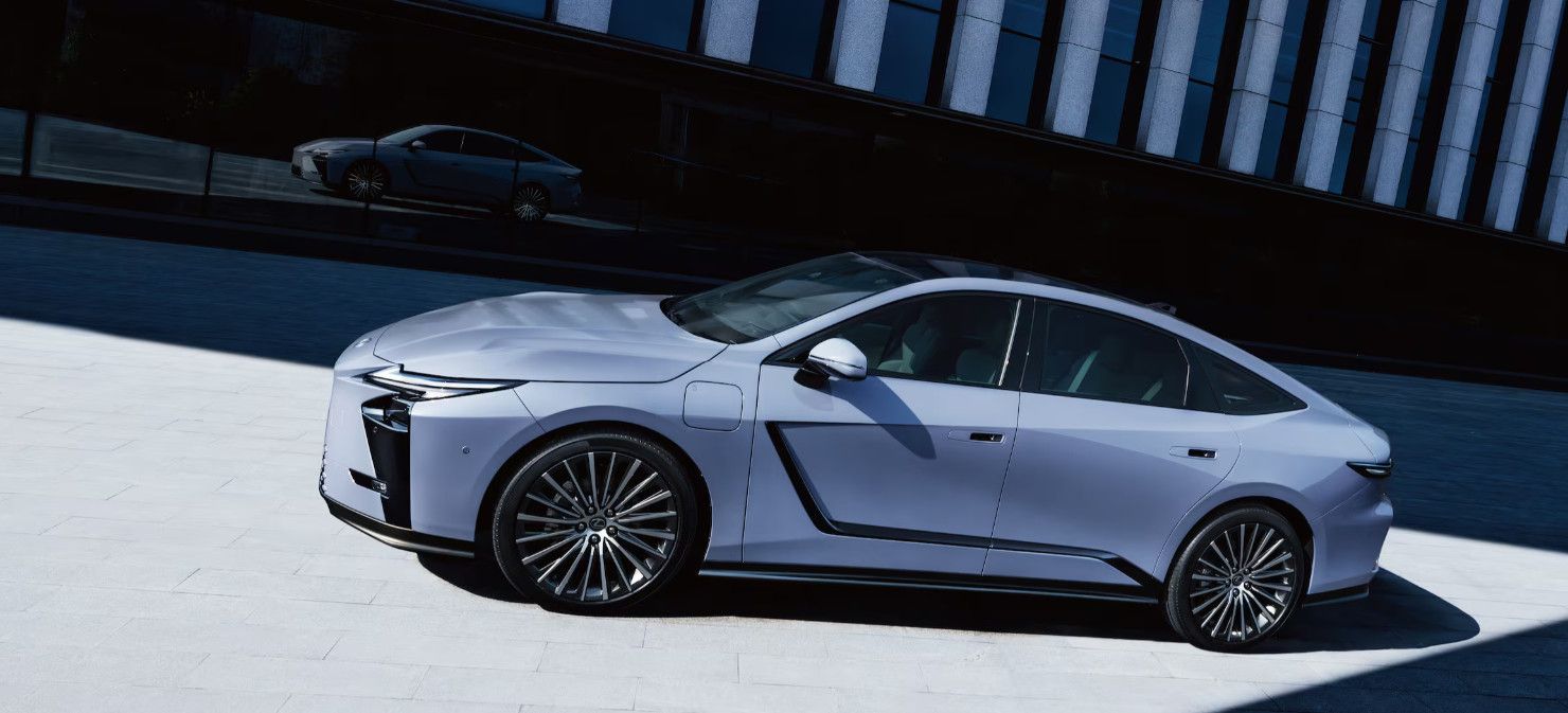 Không sản xuất tại Trung Quốc, Lexus tham gia cuộc đua giá xe điện