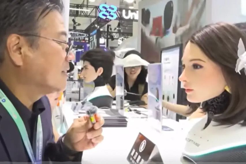 Robot Trung Quốc gây chú ý tại Bắc Kinh: Vì sao một câu hỏi của phóng viên Nhật Bản lại gây bão mạng?