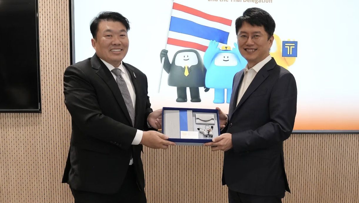 Thứ trưởng Bộ Giao thông vận tải Thái Lan và Cộng hòa Séc lái thử xe tự lái Kakao Mobility tại Gangnam, Seoul